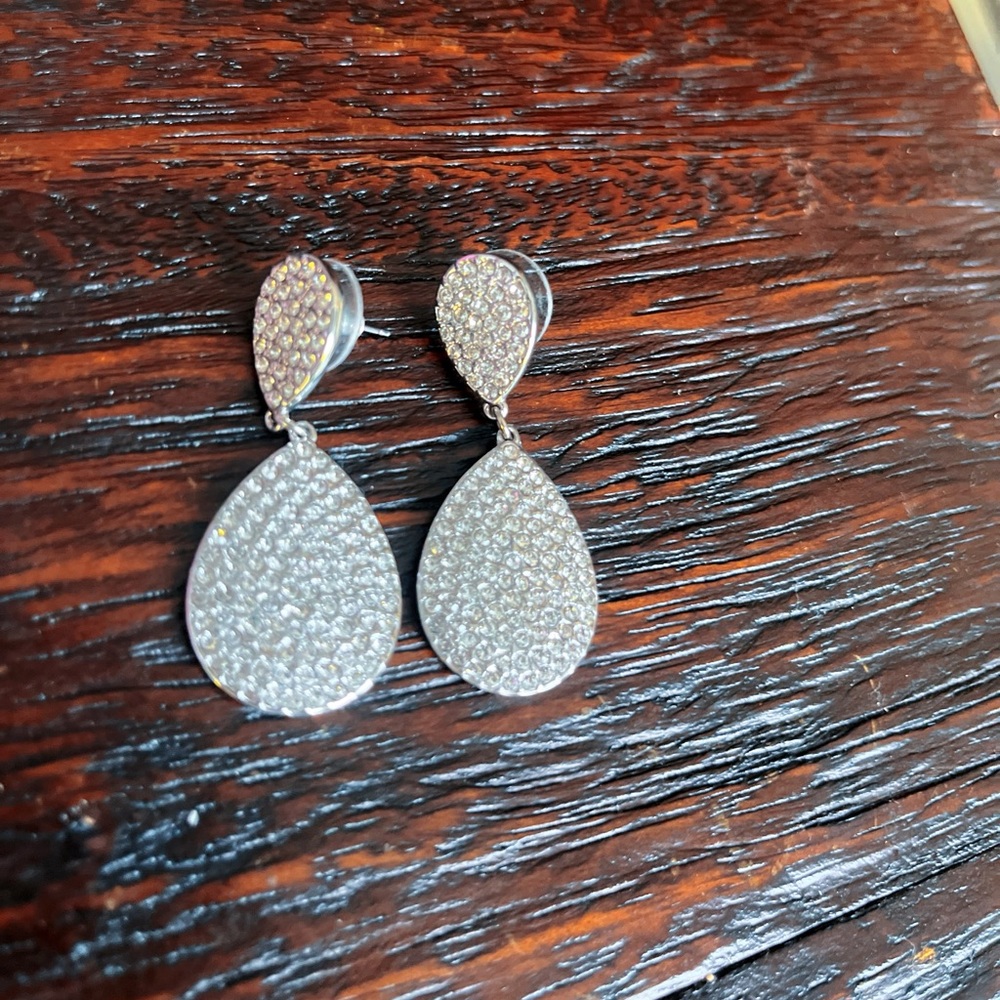 STUNNING TEAR DROP EARRINGS🩵🩷